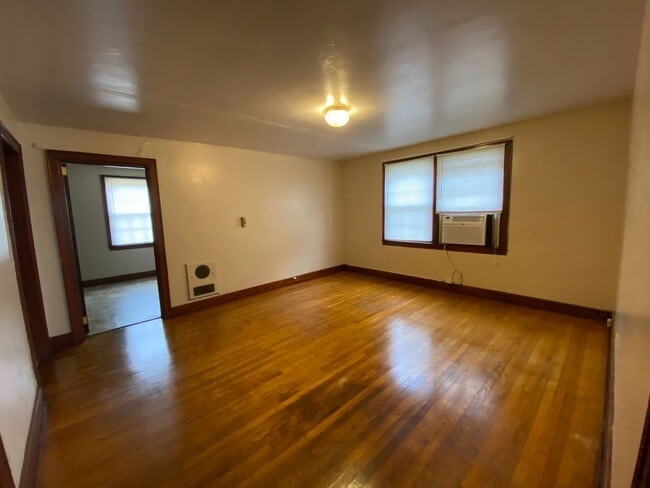 Building Photo - 1 Bedroom 1 Bath Apt