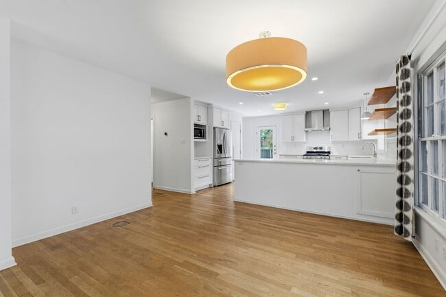Building Photo - Nicely Updated 3/2 in Hyde Park