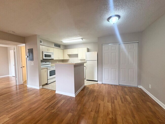 Building Photo - 1/1 Condo in Gated Lakefront Community of Altamonte Springs!