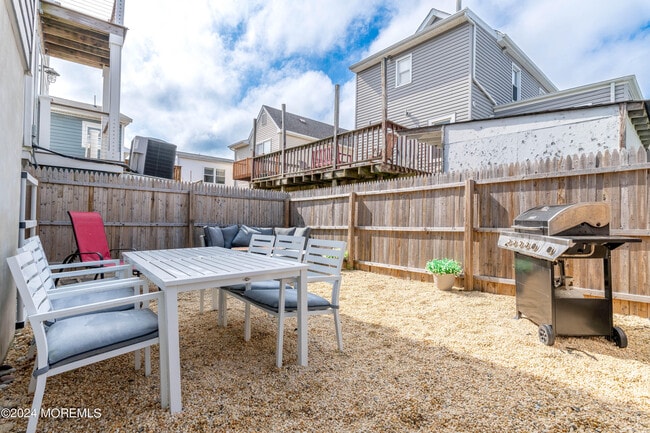 Building Photo - 11 Beach St