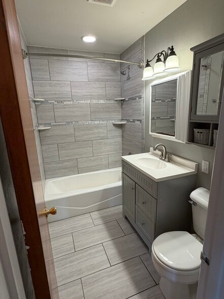 Building Photo - 740 Highland Pky