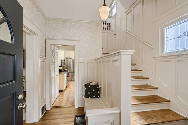 Building Photo - Queen Anne Home