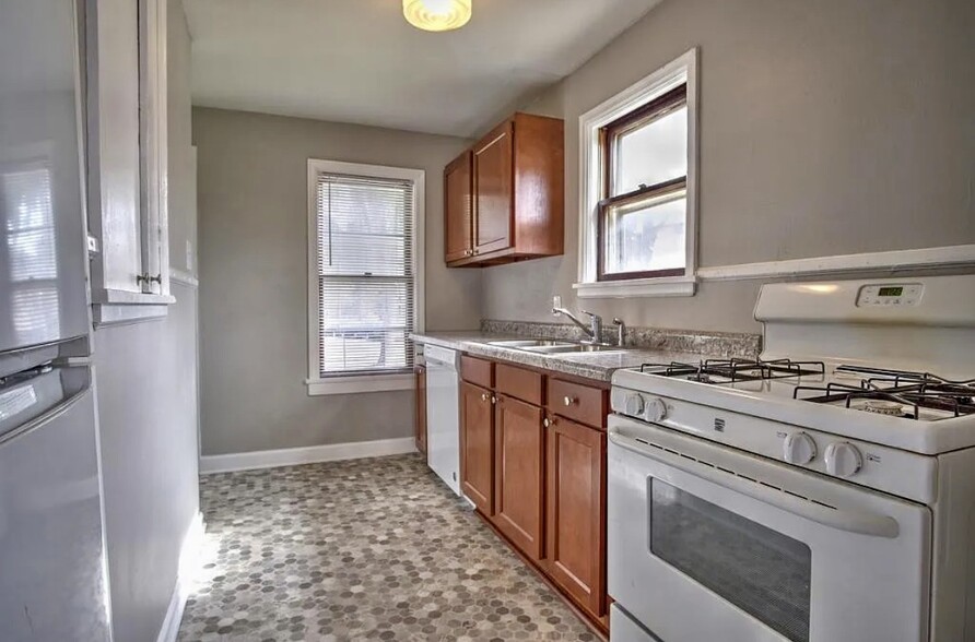 Building Photo - 383 Dewey St