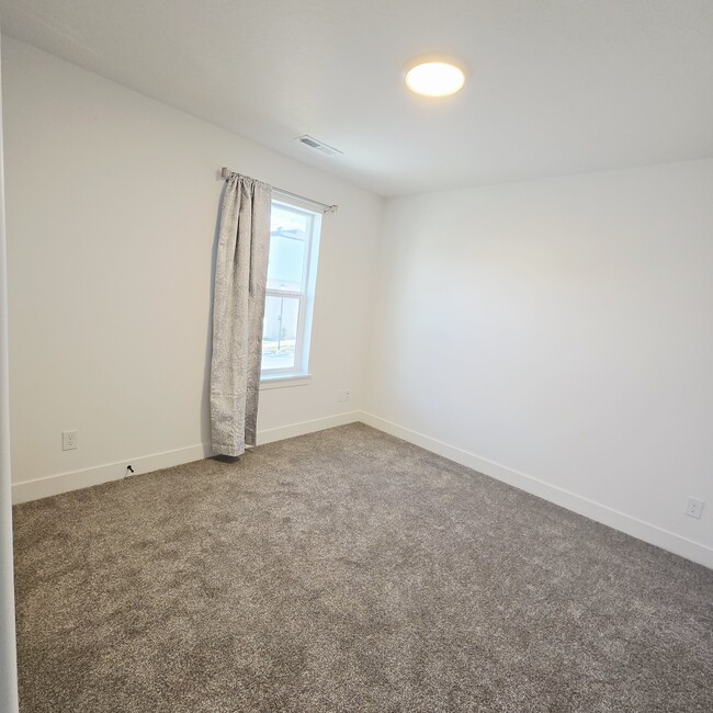 Building Photo - 4022 1100 N