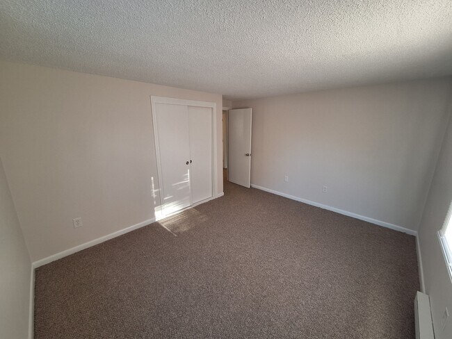 Building Photo - 204 Elm St