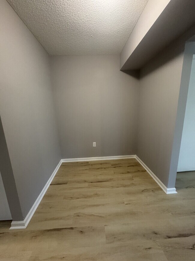 Building Photo - "Charming 1-Bedroom Townhouse Retreat in Hendersonville – Your Cozy Haven Awaits!"