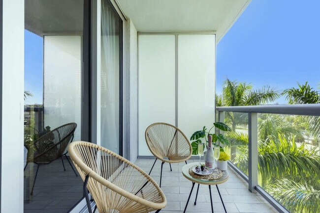 Building Photo - 2602 E Hallandale Beach Blvd