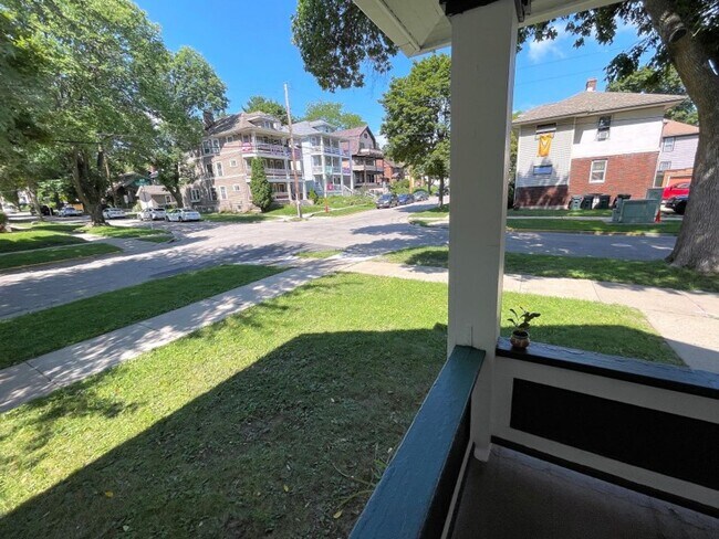 Building Photo - 1617 Chadbourne Ave