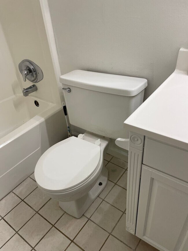 Building Photo - Modern 2-Bed, 1-Bath Oasis with Central Ai...