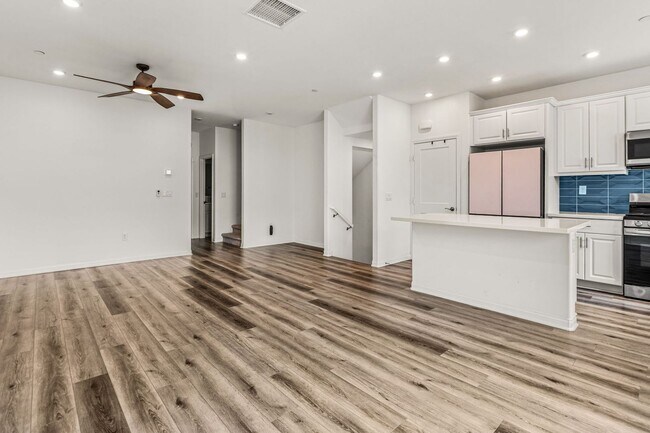 Building Photo - Highly upgraded 3 Bed 3 Bath Townhome with Resort Style Amenities