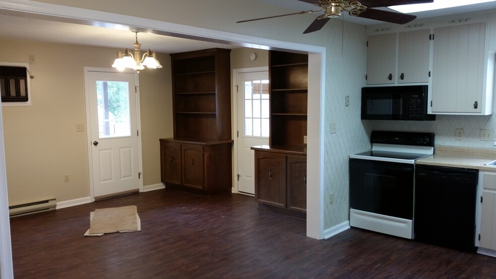 Building Photo - 6067 W Donnagail Dr