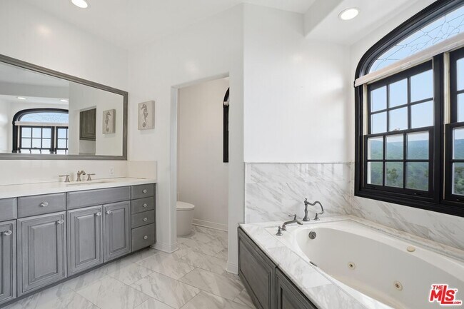 Building Photo - 1036 El Medio Ave