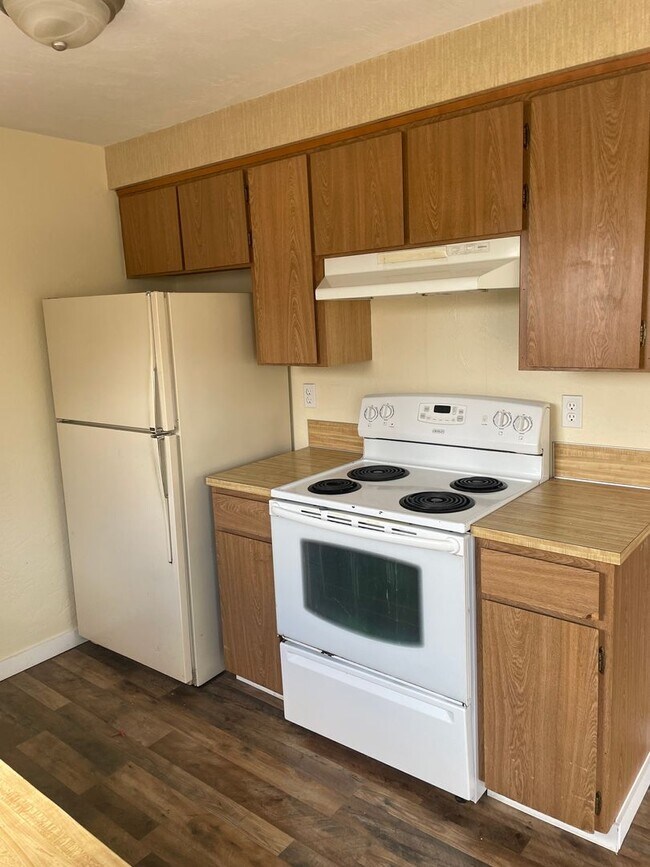 Building Photo - 00340-1554/1555 Wedgewood