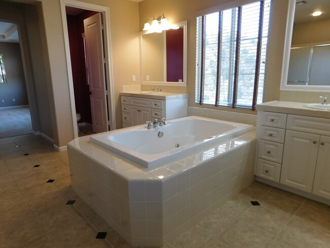 Building Photo - 2750 Dove Tail Dr