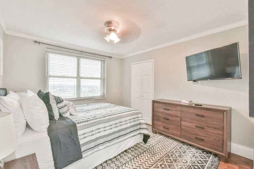 Building Photo - 300 W Peachtree St NW