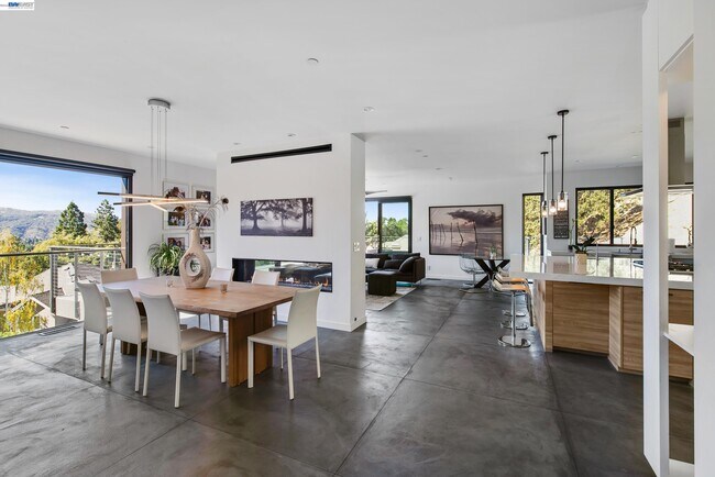 Building Photo - 297 Las Quebradas