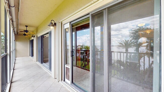 Building Photo - 624 SW St Lucie Crescent