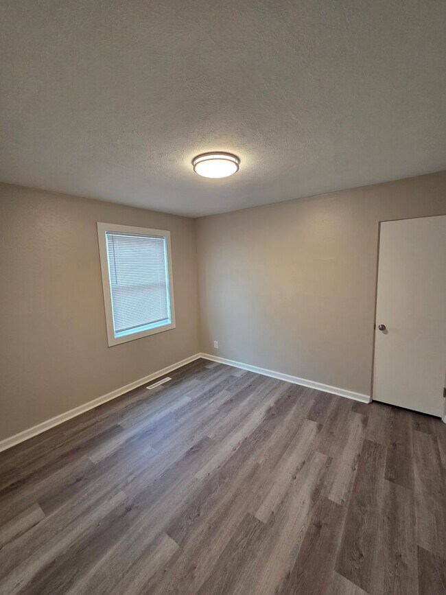 Building Photo - 3 bed, 1 bath, 1 car garage with fenced in backyard. District 66, right next to Aksarben!