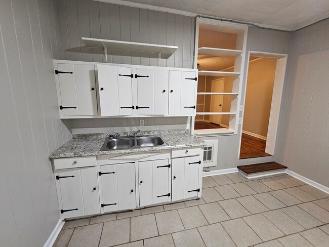 Building Photo - 2 Bedroom 1 Bath Downstairs apartment in t...