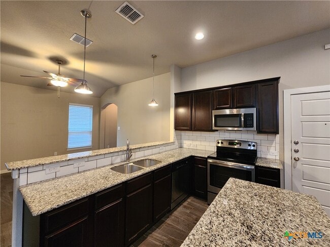 Building Photo - 506 Creekside Frst