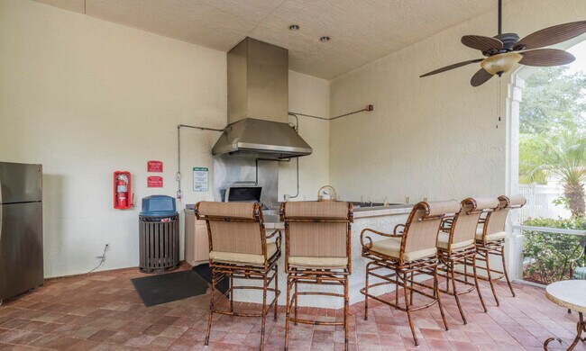 Building Photo - 2103 Myrtlewood Cir E
