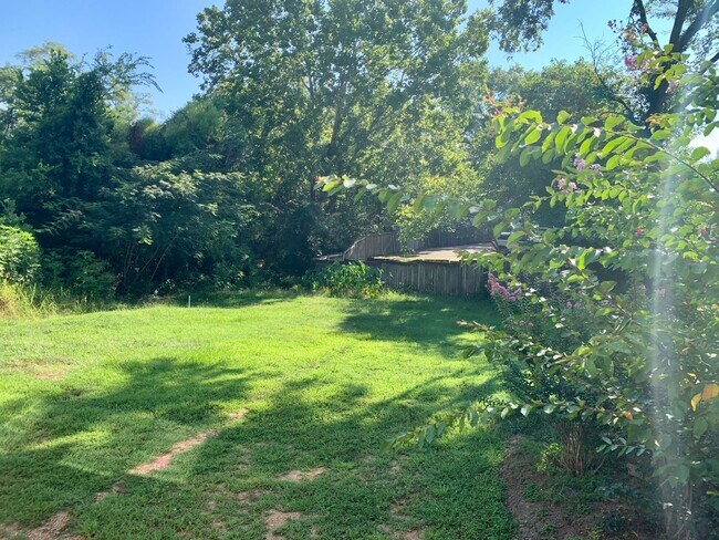 Building Photo - 3312 Northview Dr