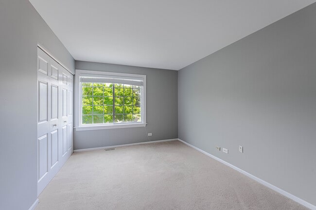 Building Photo - 1371 Braymore Cir E