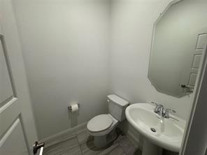 Building Photo - 619 Creekview Ln