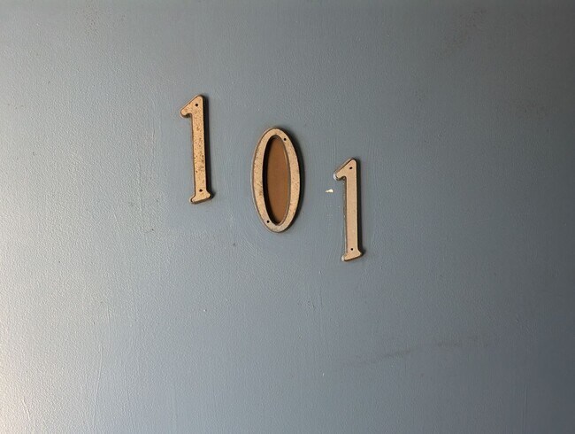 Building Photo - Updated Ground Floor 2/1 **Water/Sewer Included**