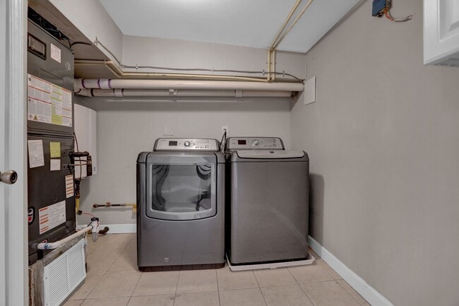 Building Photo - Chic City Living at 2308 E Fairmont Ave!