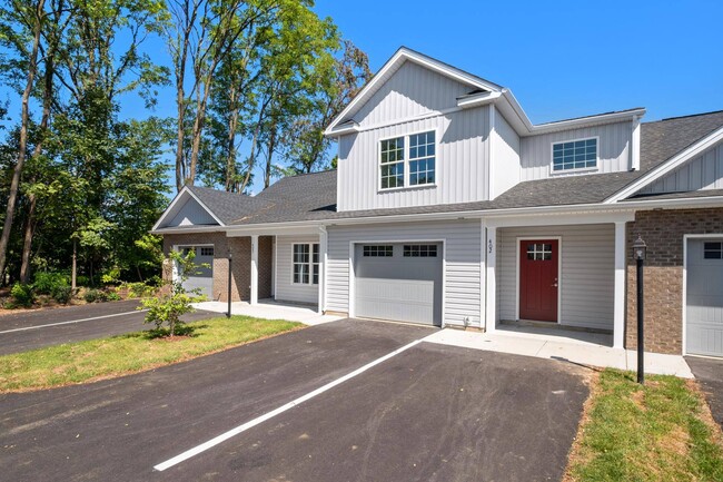 Building Photo - 2740 Village Dr