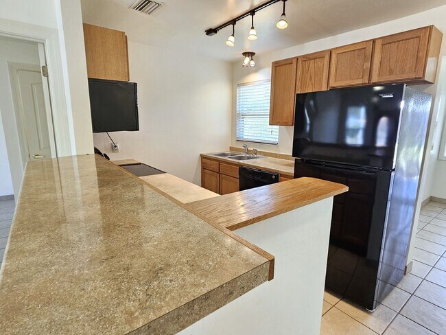 Building Photo - Annual Unfurnished 3 Bedroom 2 Bathroom Home in Nokomis!