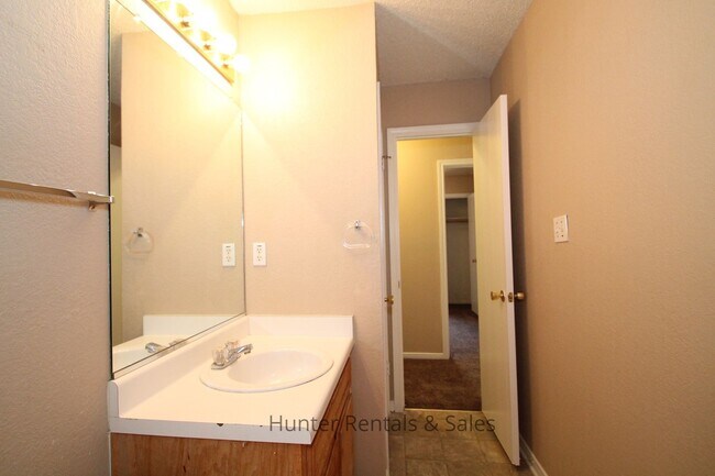 Building Photo - Delightful Duplex!