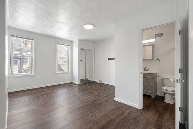 Building Photo - Totally Updated 3 bed, 3 bath, AMAZING loc...