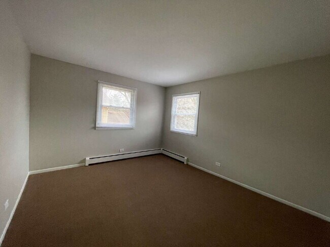 Building Photo - FRESHLY PAINTED 2BR, 1BA condo, close to RT59 shopping and restaurants. NAPERVILLE 203 SCHOOLS!
