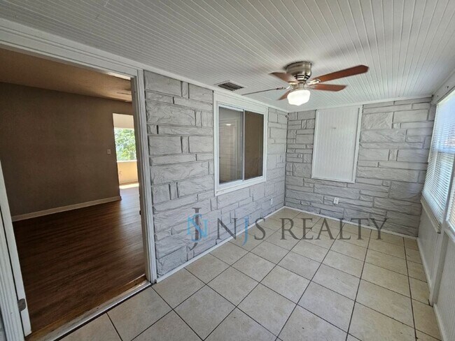 Building Photo - REDUCED $200!!  Cute 3/1 with updated kitchen & bath, enclosed front lanai & one car garage!!