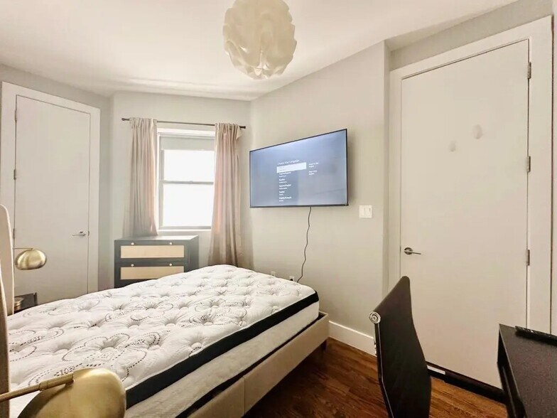 Building Photo - Furnished room/NOT APARTMENT