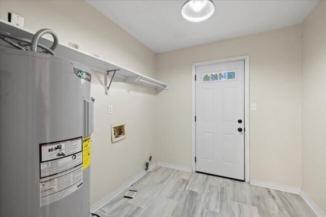 Building Photo - AVAILABLE 9/19!! 3bed/2bath with flex spac...
