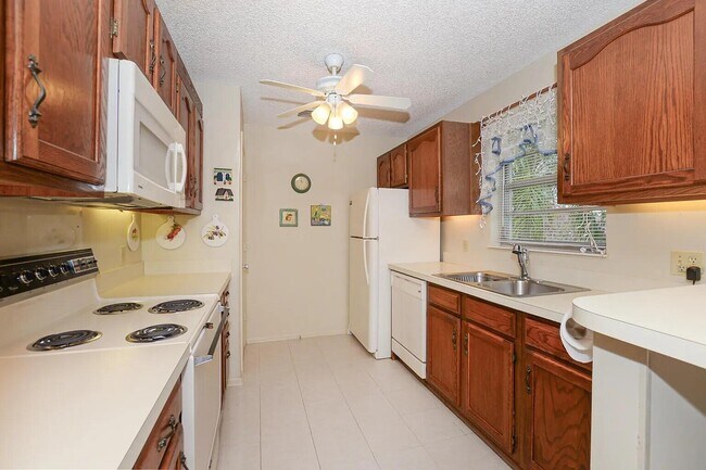 Building Photo - 7 Lake Vista Trail