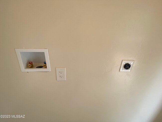 Building Photo - 3325 E Blacklidge Dr