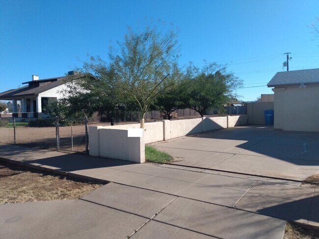 Building Photo - 1327 E Pierce St