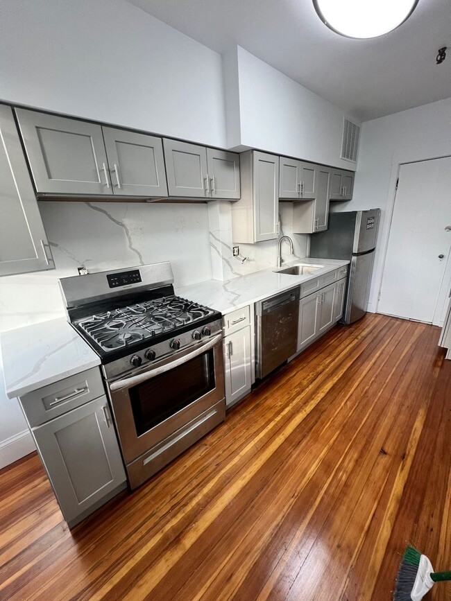 Building Photo - Newly renovated three bedroom on Commonwea...