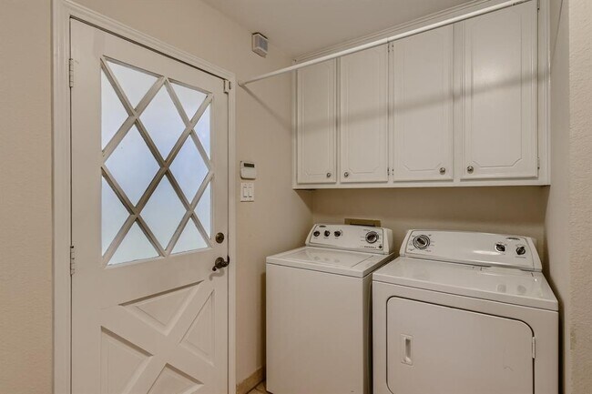Building Photo - 6811 Hitching Post Cir