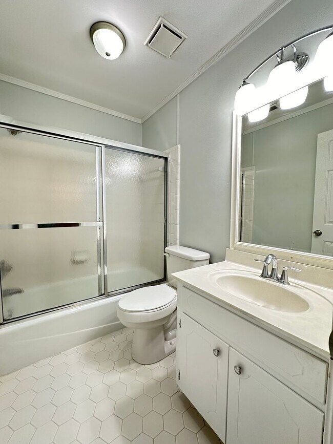 Building Photo - 3 BR 2 1/2 BA Townhome with Community Pool