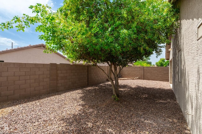 Building Photo - 12937 W Bloomfield Rd