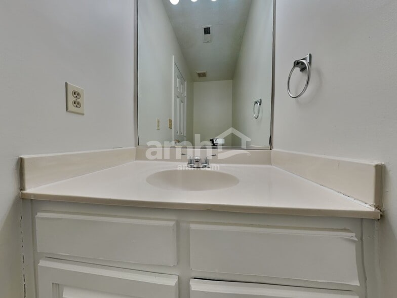 Building Photo - 29 Park Village Ln