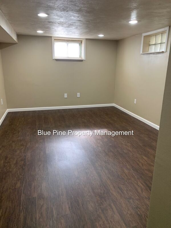 Building Photo - 556 Warren Ave