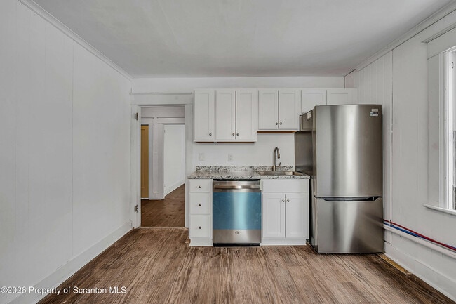 Building Photo - 208 E Warren St