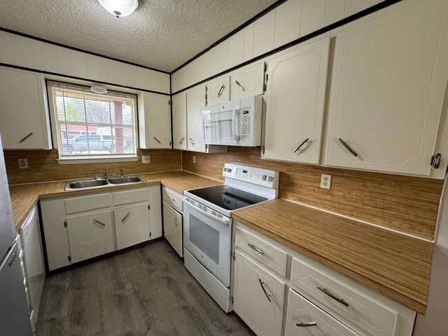 Building Photo - 1402 Hammond Dr