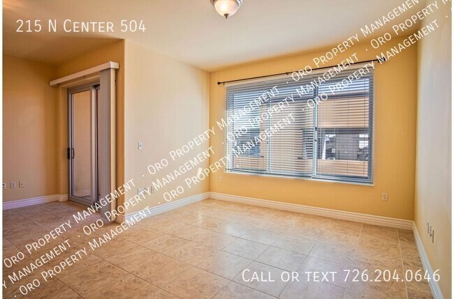 Building Photo - 215 Center St